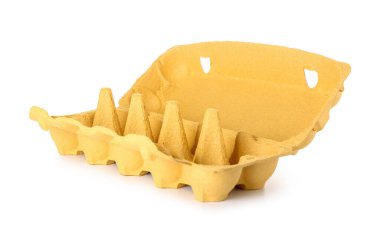 Beyaz arkaplanda yumurta için karton tutucu aç