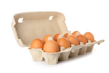 Beyaz arka planda kahverengi tavuk yumurtalı tutucu