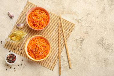 Hafif arka planda Kore havuç salatası ve baharatlı kompozisyon