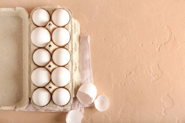 Arka planda tavuk yumurtası olan mukavva tutucu