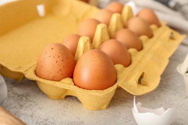 Masada kahverengi yumurtalı mukavva tutucu, yakın plan.