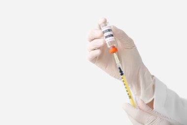 Maymun çiçeği aşısı ve şırıngası olan kadın doktor, yakın plan.