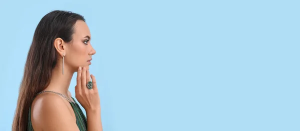 Mulher Bonita Usando Jóias Elegantes Fundo Azul Claro Com Espaço — Fotografia de Stock