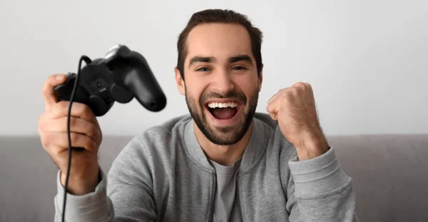 Happy Young Man Playing Video Games Home — Stockfoto