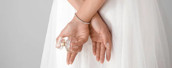 Mooie Jonge Bruid Met Fles Parfum Lichte Achtergrond Close — Stockfoto