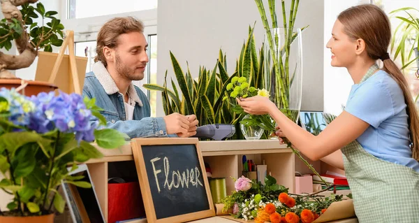 Jovem Fazendo Ordem Loja Flores — Fotografia de Stock