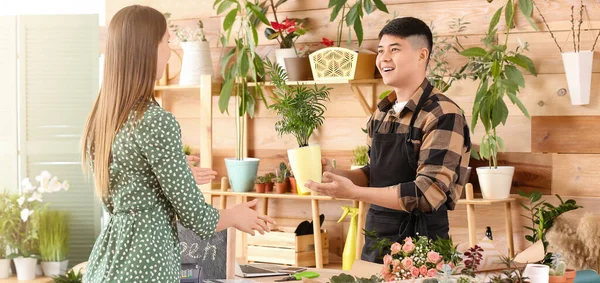 Mujer Joven Comprando Planta Floristería — Foto de Stock