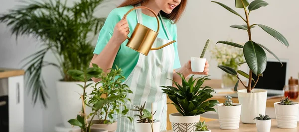Junge Frau Gießt Pflanzen Hause — Stockfoto