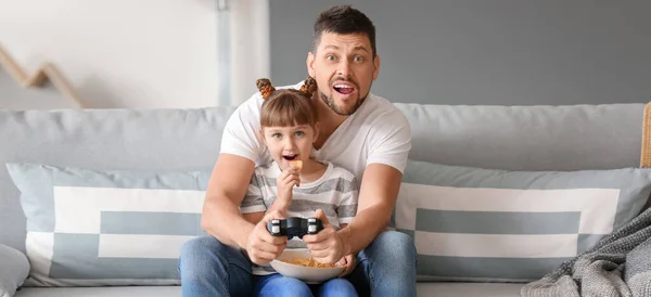 Pai Sua Filhinha Jogando Videogames Casa — Fotografia de Stock