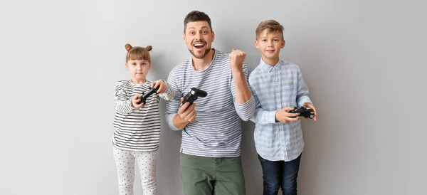 Father His Little Children Playing Video Games Grey Background — Stock Photo, Image