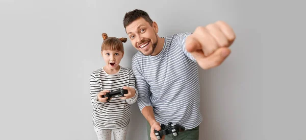 Πατέρας Και Κόρη Του Παίζουν Βιντεοπαιχνίδια Γκρι Φόντο — Φωτογραφία Αρχείου