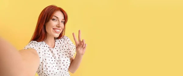 Schöne Rothaarige Frau Macht Selfie Auf Gelbem Hintergrund Mit Platz — Stockfoto