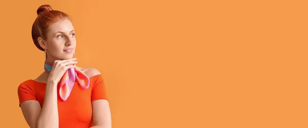 Mooie Roodharige Vrouw Oranje Achtergrond Met Ruimte Voor Tekst — Stockfoto