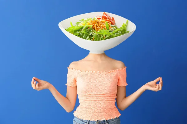 Meditierende Frau Mit Schüssel Leckerem Caesar Salat Statt Kopf Auf — Stockfoto