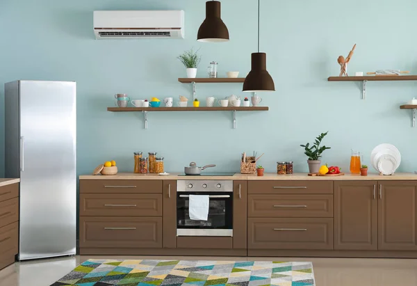 Інтер Сучасної Комфортної Кухні Коричневими Меблями Холодильником — стокове фото