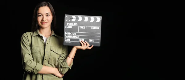 Joven Directora Cine Femenino Con Aplausos Fondo Oscuro Con Espacio — Foto de Stock