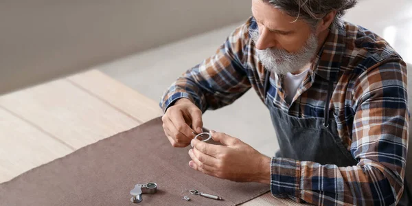 Reifer Juwelier Fertigt Schmuck Werkstatt — Stockfoto