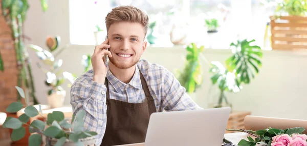 Genç Erkek Çiçekçi Dükkanda Çalışırken Telefonla Konuşuyor — Stok fotoğraf