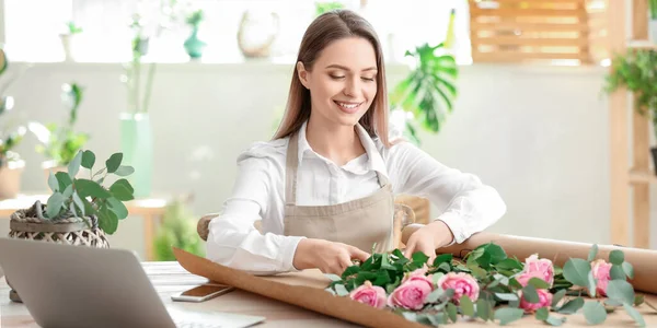 Young Female Florist Working Shop — Stock Photo, Image