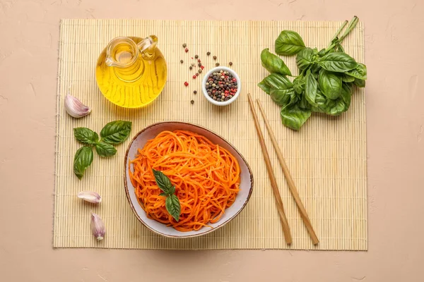 Composición Con Bol Ensalada Zanahoria Coreana Aceite Especias Sobre Fondo —  Fotos de Stock