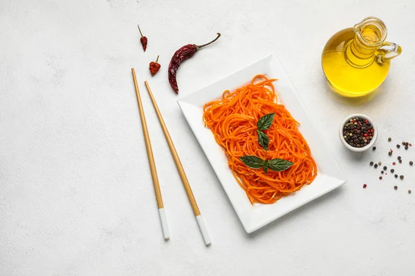 Composición Con Cuenco Ensalada Zanahoria Coreana Aceite Especias Palillos Sobre — Foto de Stock