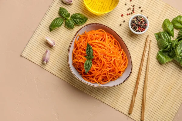 Composición Con Tazón Ensalada Zanahoria Coreana Especias Sobre Fondo Color —  Fotos de Stock