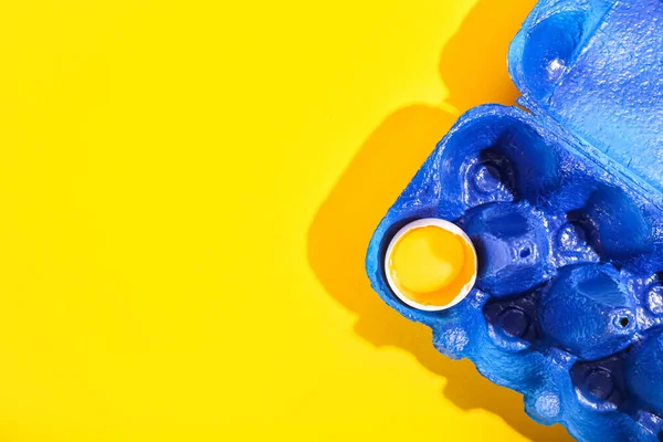 Portafoglio Blu Con Uovo Pollo Rotto Sfondo Giallo — Foto Stock