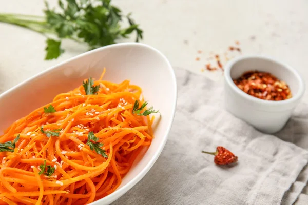 Cuenco Con Ensalada Zanahoria Ingredientes Sobre Fondo Claro —  Fotos de Stock