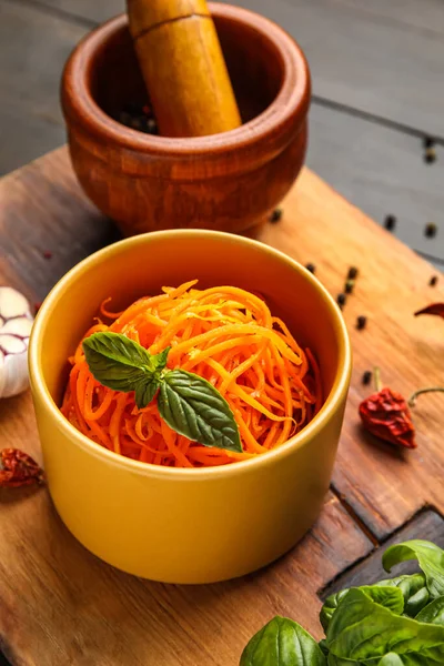 Cuenco Con Ensalada Zanahoria Ingredientes Tablero Madera —  Fotos de Stock