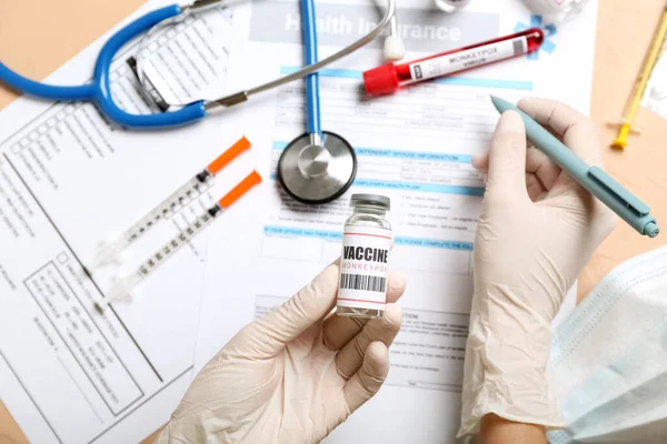 Doctora Con Vacuna Contra Viruela Sobre Fondo Beige Primer Plano —  Fotos de Stock