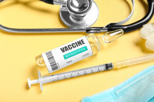 Vaccin Mot Vattkoppor Spruta Och Stetoskop Gul Bakgrund Närbild — Stockfoto