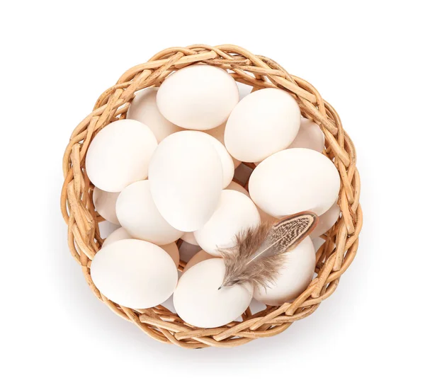 Cesta Vime Com Ovos Galinha Pena Sobre Fundo Branco — Fotografia de Stock