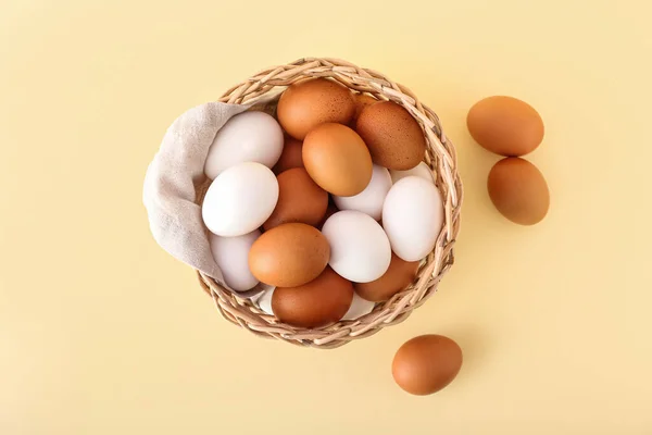 Ψάθινο Καλάθι Αυγά Κοτόπουλου Στο Φόντο Χρώμα — Φωτογραφία Αρχείου