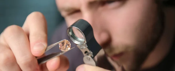 Jeweler Examining Gemstone Workshop Closeup — Stock Photo, Image