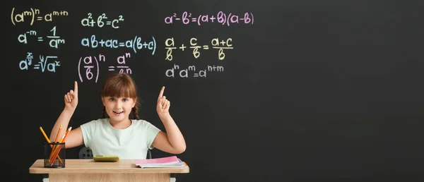 Gadis Sekolah Yang Lucu Duduk Meja Selama Pelajaran Matematika Kelas — Stok Foto