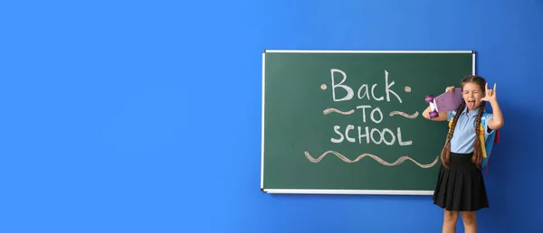 Grimacing Girl Blackboard Text Retour École Sur Fond Bleu Avec — Photo