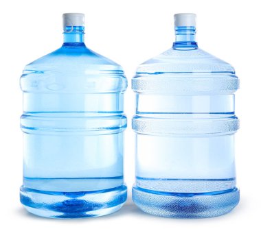 Beyaza izole edilmiş temiz su şişeleri.