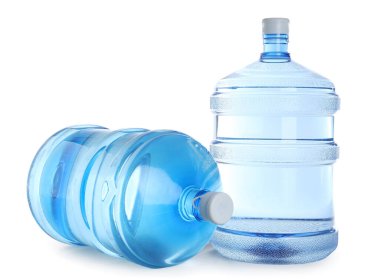 Beyaza izole edilmiş temiz su şişeleri.