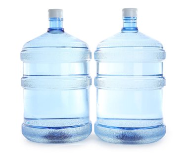 Beyaza izole edilmiş temiz su şişeleri.