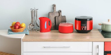 Mutfaktaki masada farklı ev aletleri var.