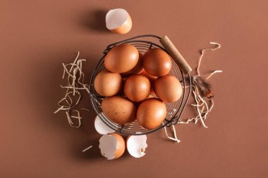 Kahverengi tavuk yumurtalı ve kabuklu sepet.