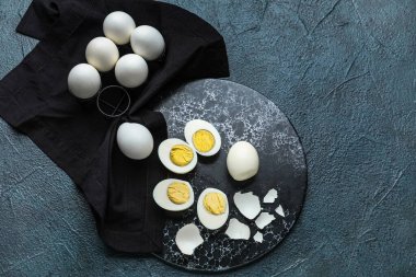 Koyu arkaplanda çiğ ve haşlanmış tavuk yumurtası kompozisyonu