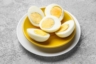 Yarım tabak haşlanmış tavuk yumurtası ve grunge arkaplan.