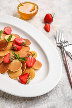 Masada mini krep ve çilekli tabak.