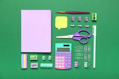 Yeşil arka planda farklı okul kırtasiyesi