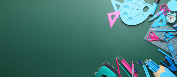 Комплект школьных принадлежностей на доске