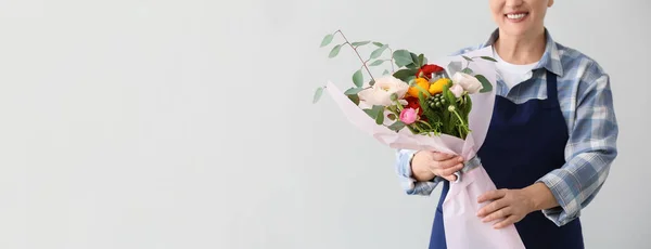 Floristería Femenina Madura Sosteniendo Ramo Sobre Fondo Claro Con Espacio — Foto de Stock