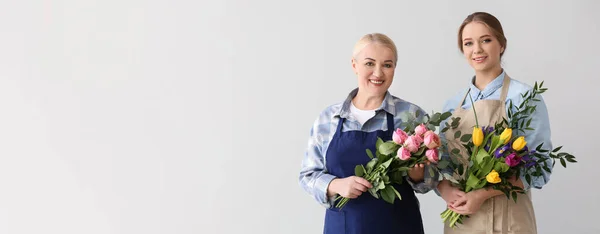 Női Virágárusok Kezében Gyönyörű Csokrok Könnyű Háttérrel Helyet Szöveges — Stock Fotó