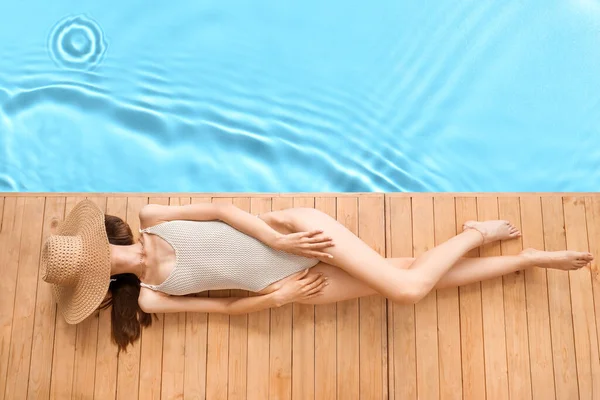 Hermosa Mujer Joven Que Relaja Borde Piscina Vista Superior — Foto de Stock