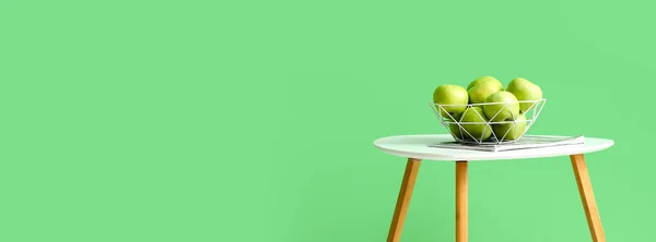 Καλάθι Μήλα Στο Τραπέζι Κοντά Στο Πράσινο Τοίχο Χώρο Για — Φωτογραφία Αρχείου